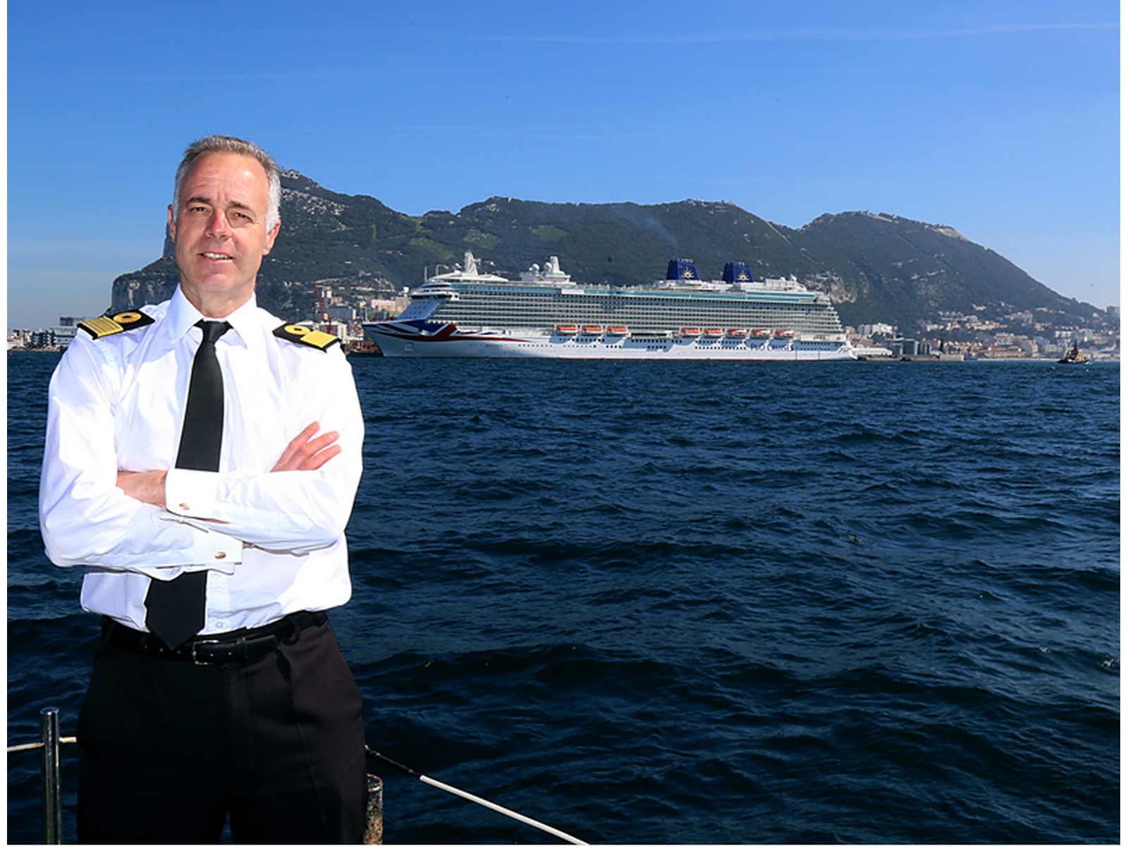 Bob Sanguinetti con crucero y Peñón.jpg